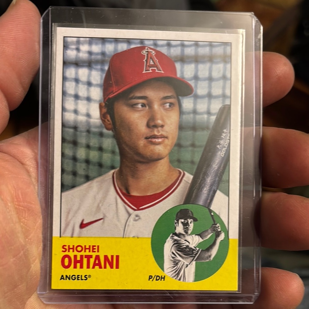 Topps Art Print Red and Yellow Baseball Card